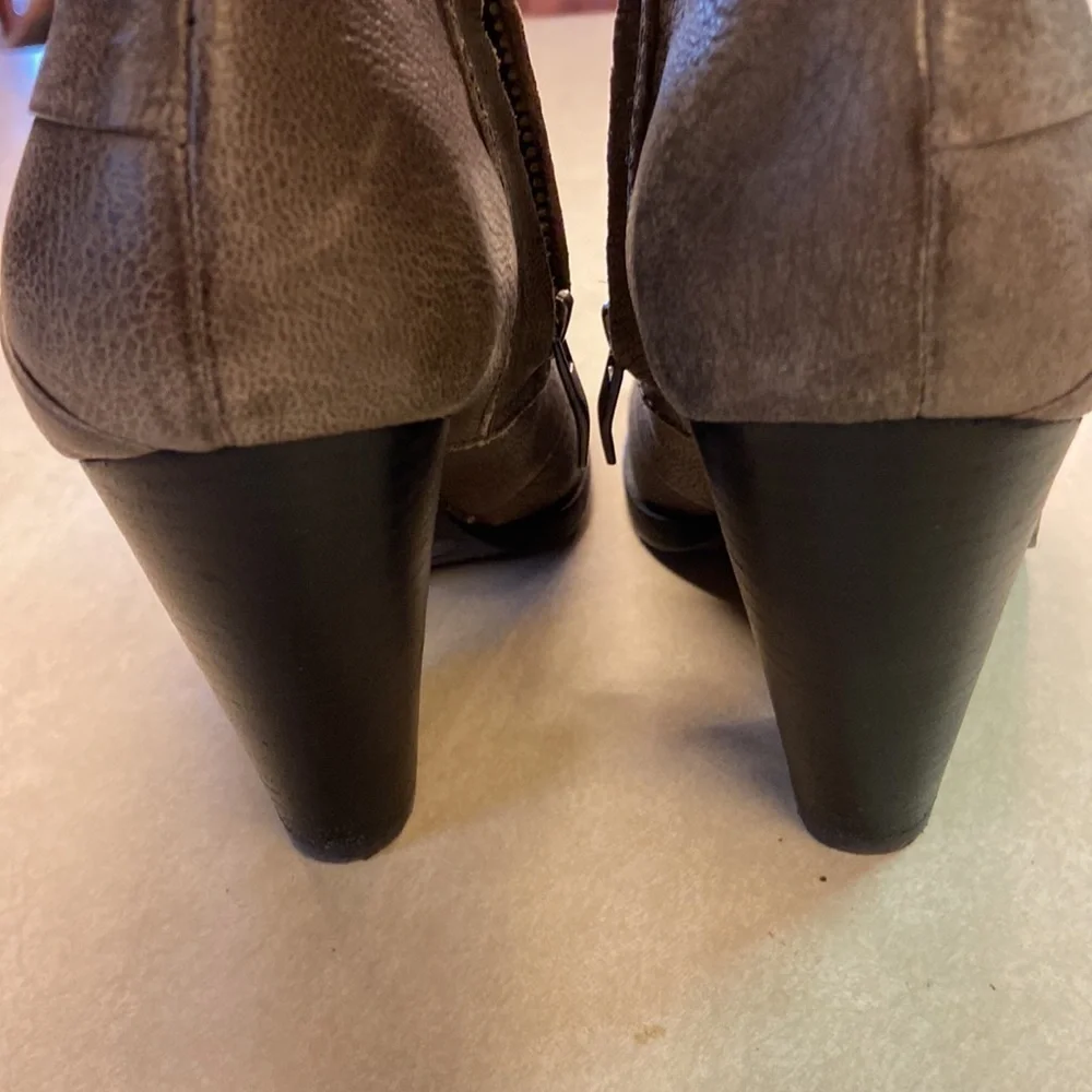 Vince Camuto Belta Stacked Heel Leather Bootie Rounded Toe Pebbled & Ple…